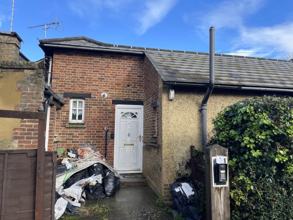 Lot: 85 - BUNGALOW IN MOTE PARK FOR IMPROVEMENT - View of entrance to bungalow